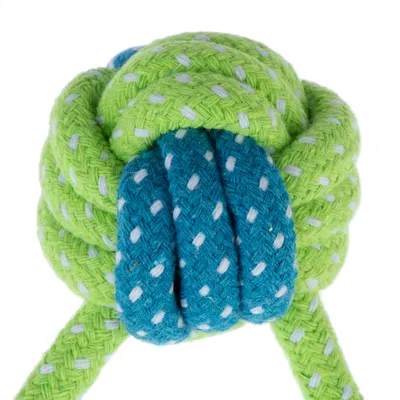 Fonott játékcsomó zöld és kék kötélből fehér pöttyökkel, alkalmas interaktív játékra.