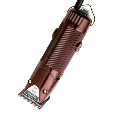 Tondeuse électrique Oster Golden A5, boîtier marron avec lames métalliques visibles et étiquette portant le nom du modèle. Cordon d’alimentation noir en haut de l’appareil.