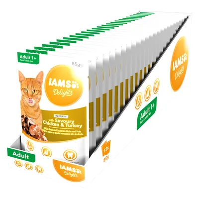 IAMS Delights Adult 1+ in Gravy with Savoury Chicken & Turkey, 12 x 85 g portionsposer til kat. Billede af orange kat på emballagen. Synlig tekst: Adult 1+, 85g.