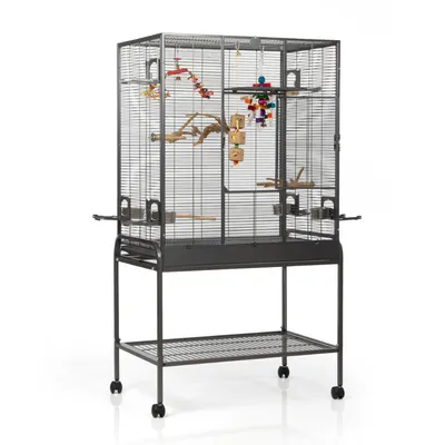 Grote metalen vogelkooi op wielen met zitstokken, voerbakken en kleurrijk hangend speelgoed. Onderin een roosterplank voor opslag. Kooi heeft meerdere deuren en accessoires zichtbaar.