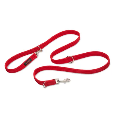 Guinzaglio rosso per cani con due moschettoni in metallo e logo Halti sul manico.