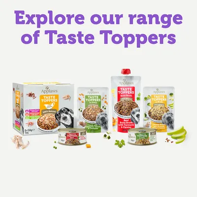 Applaws Taste Toppers Sortiment: 100% natürliche Zutaten, verschiedene Geschmacksrichtungen wie Hühnerbrust, Rindfleisch-Knochenbrühe mit Kurkuma und Petersilie. Verpackungen sichtbar.