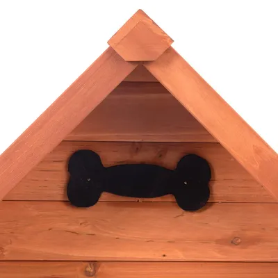 Toit en bois d’une niche pour chien avec une plaque noire en forme d’os fixée sur la façade. Matériau visible : bois.