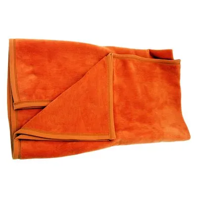 Opgevouwen oranje fleece deken, zichtbaar zachte stof en gestikte randen.
