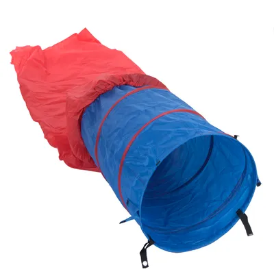 Blauer und roter Spieltunnel aus Nylon mit Befestigungsschlaufen, geeignet für interaktives Spielen oder Training.