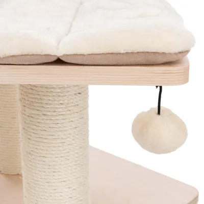 Kratzbaum mit Sisal umwickelten Säulen, gepolsterter Liegefläche aus cremefarbenem Stoff und hängendem Spielball.