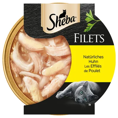 Упаковка Sheba FILETS с изображением куриного филе, текст: Natürliches Huhn, Les Effilés de Poulet. На упаковке нарисована кошка.