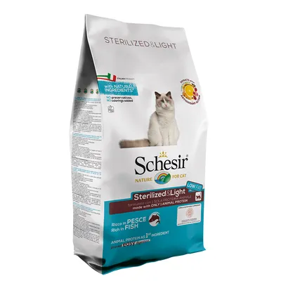 Opakowanie karmy Schesir Nature for Cat Sterilized & Light, rich in fish, z widocznym napisem 'with natural ingredients', bez konserwantów i barwników, zdjęcie kota na froncie.