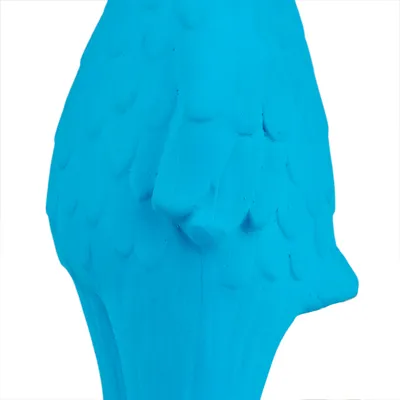 Close-up van een blauw speelgoed met gestructureerd oppervlak, mogelijk in de vorm van een vogel.