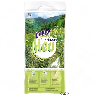 bunny FrischGras Heu FreshGrass Hay, gennemsigtig pose med hø og grønne marker i baggrunden. Tekst: pure nature – Natur Pur – natura pura. Ikoner og tekst om produktets egenskaber.