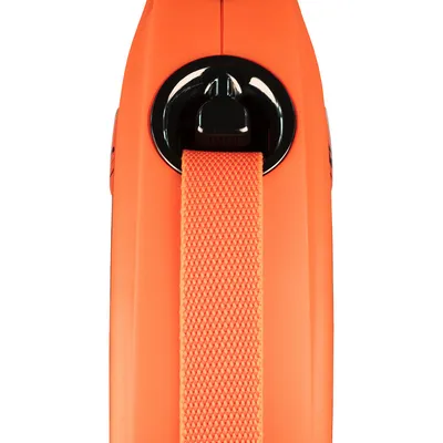 Close-up van een oranje hondenriem met zwarte kunststof behuizing en duurzaam nylon band.