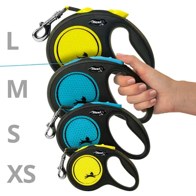 Flexi рулетки размеров XS, S, M и L. Желтая для L и XS, синяя для M и S. Рука держит рулетку с эргономичной ручкой и карабином.