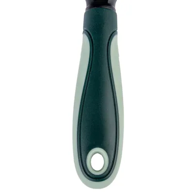 Griff eines grünen und schwarzen Werkzeugs mit ergonomischem Design und Aufhängeloch.
