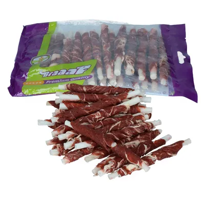 Pachet cu batoane răsucite Braaaf Premium Quality, bețe albe învelite în carne roșie, prezentate atât în ambalaj cât și desfăcute în față. Text vizibil: Braaaf Premium Quality.