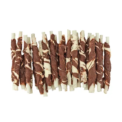 Mehrere gedrehte Kausnacks mit braunen und weissen Streifen, sichtbar nebeneinander angeordnet.