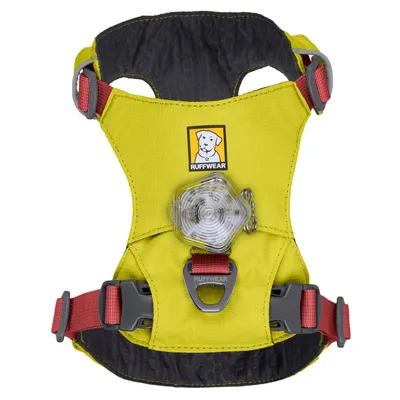 Ruffwear Hundegeschirr in Gelb mit rotem Gurt, reflektierendem Licht und robustem Metallring. Logo mit Hund sichtbar.