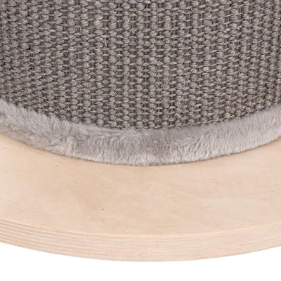 Vista detallada de una parte de rascador con tejido de sisal gris, borde de felpa suave y base de madera.