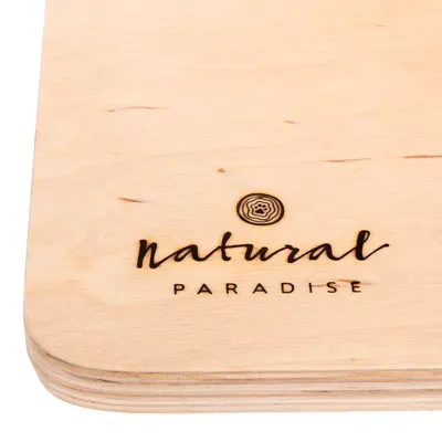 Natural Paradise. Tablero de madera con logotipo y texto grabados.