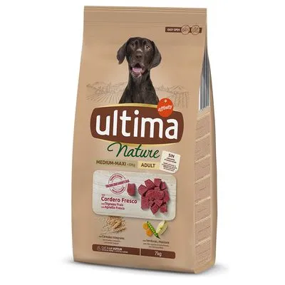 Verpakking Ultima Nature Medium-Maxi Adult hondenvoer, zichtbaar: Cordero Fresco, 7 kg, afbeelding van hond en stukjes vlees, tekst in het Spaans en Engels op de voorkant.