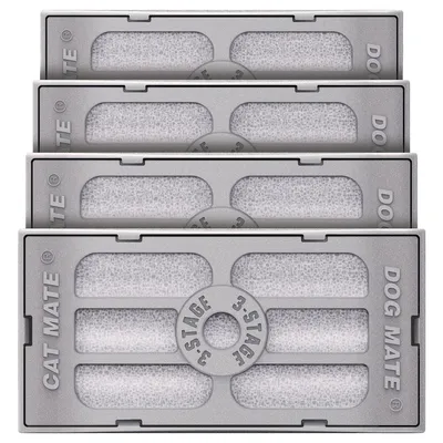 Cat Mate und Dog Mate 3-Stufen-Filter, graue Ersatzfilter für Haustiertrinkbrunnen, rechteckige Form mit sichtbarem Filtermaterial.