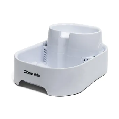 Fontana per l’acqua bianca con area dell’acqua rialzata, scritta Closer Pets sulla parte anteriore.