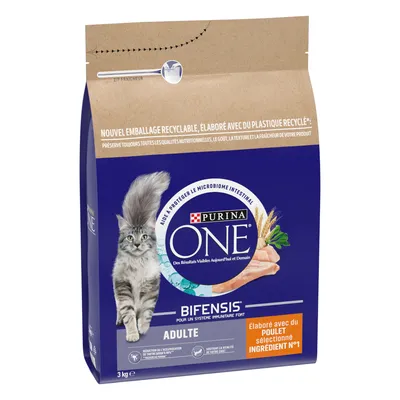 Balení Purina ONE Bifensis Adulte, 3 kg, s obrázkem kočky a kuřecího masa. Text: Élaboré avec du poulet sélectionné ingrédient N°1. Nový recyklovatelný obal.