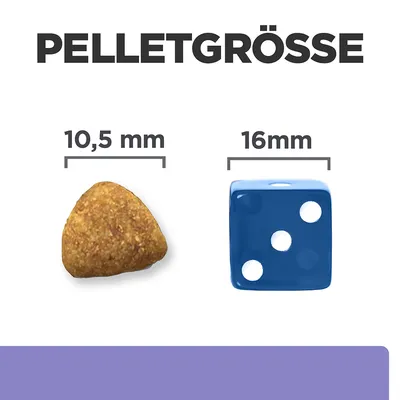 Vergleich der Pelletgrösse: links ein Futterpellet mit 10,5 mm Durchmesser, rechts ein blauer Würfel mit 16 mm Kantenlänge.