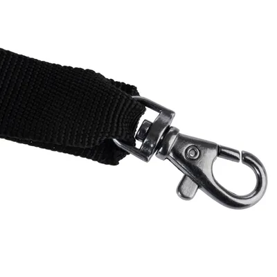 Sort hundesnor i nylon med metal karabinhage, nærbillede af snorens ende og lukkemekanisme synlig.