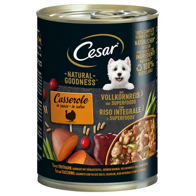 Konzerva Cesar Natural Goodness Casserole in sauce, s nápisy: mit Vollkornreis und Superfoods, 100% complete, Zutaten mit natürlichen Zutaten, obrázky sladkých brambor a zeleniny.