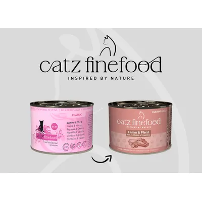 catz finefood Classic jahňacie a kôň, vľavo staré balenie, vpravo nové balenie: jahňacie a kôň s cuketou a paradajkami. Obe konzervy sú zobrazené vedľa seba. catz finefood Classic jahňacie a kôň, vľavo staré balenie, vpravo nové balenie: jahňacie a kôň s cuketou a paradajkami. Obe konzervy sú zobrazené vedľa seba.