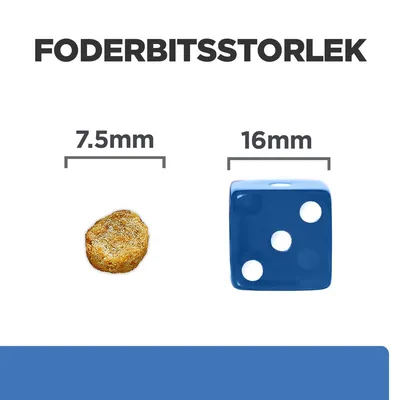 Foderbitsstorlek: foderbit 7,5 mm bred jämförd med blå tärning 16 mm bred. Tydlig storleksjämförelse för att visa foderbitens dimensioner.