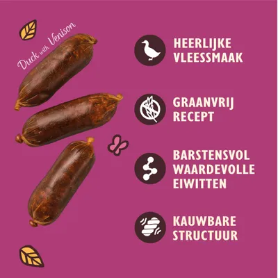 Duck with Venison, heerlijke vleessmaak, graanvrij recept, barstensvol waardevolle eiwitten, kauwbare structuur. Afbeelding van drie worsten op paarse achtergrond.