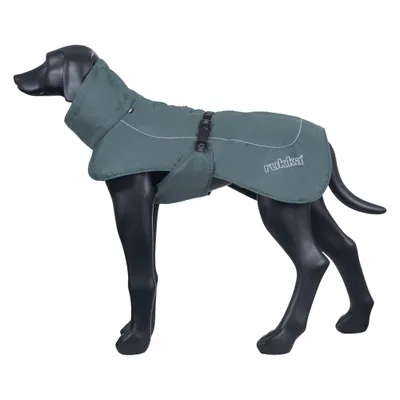 Hundemantel in Grau mit Verschluss und reflektierender Paspel, auf einem schwarzen Hundemodell präsentiert. Markenname rukka sichtbar. Hundemantel in Grau mit Verschluss und reflektierender Paspel, auf einem schwarzen Hundemodell präsentiert. Markenname rukka sichtbar.