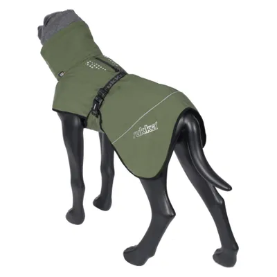 Hundemantel in Olivgrün mit reflektierenden Elementen und Aufschrift 'rukka', präsentiert an Hundemodell. Hundemantel in Olivgrün mit reflektierenden Elementen und Aufschrift 'rukka', präsentiert an Hundemodell.