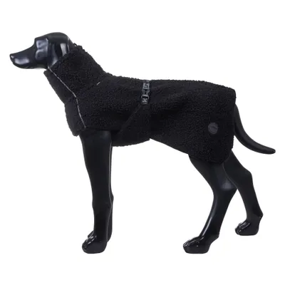 Svart hundjacka i fleece med justerbart magband och spänne, presenterad på en svart hundfigur. Svart hundjacka i fleece med justerbart magband och spänne, presenterad på en svart hundfigur.