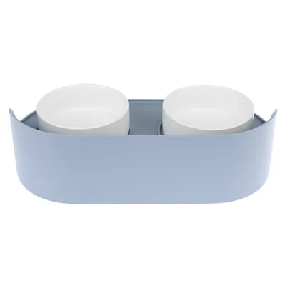 Conjunto de dois comedouros com duas tigelas de cerâmica brancas em suporte azul-claro, adequado para comida e água.