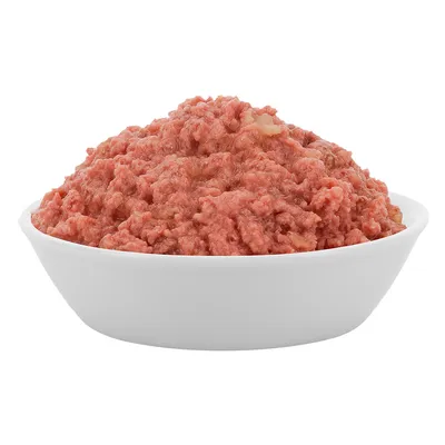 Miska s červeným, vlhkým mokrým krmivem. Konzistence ukazuje nasekané maso.