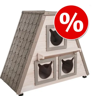 Casa de madera en forma de A con tres entradas en forma de cabeza de gato y tejado gris. Círculo rojo con símbolo de porcentaje blanco, indicando oferta o descuento.