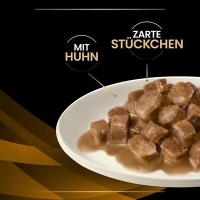 Mit Huhn, zarte Stückchen in Sauce auf weissem Teller. Produktbeschreibung für Nassfutter.