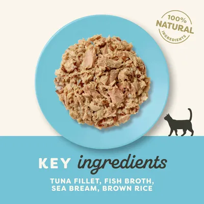 100% NATURAL INGREDIENTS. KEY INGREDIENTS: TUNA FILLET, FISH BROTH, SEA BREAM, BROWN RICE (tekst w języku angielskim). Widoczny talerz z karmą dla kota.