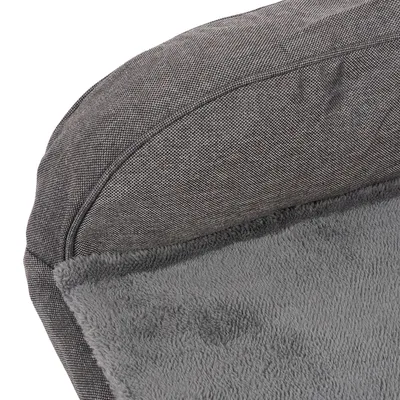 Detailansicht eines grauen Haustierbetts mit weicher Plüschoberfläche und robustem Stoffrand.