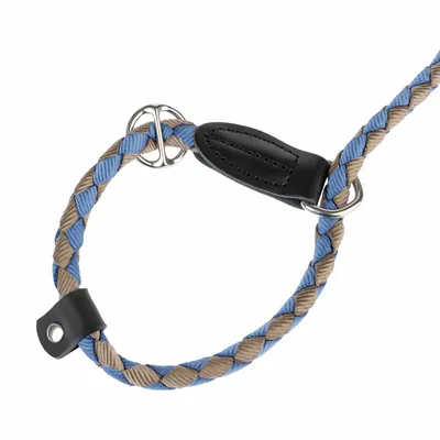 Flätat hundhalsband i blått och beige med svarta läderdetaljer och metallringar, synlig ögla för fastsättning.