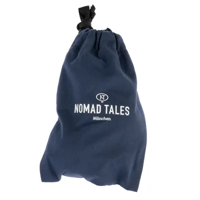 Nomad Tales München. Тёмно-синяя тканевая сумка с кулиской и логотипом.