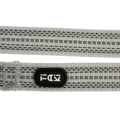 Collier pour chien gris avec bandes réfléchissantes et écusson noir portant l'inscription 'IDC'.