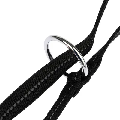 Schwarzes Nylonband mit reflektierenden Streifen und silbernem Metallring, geeignet für Befestigung oder Verbindung.