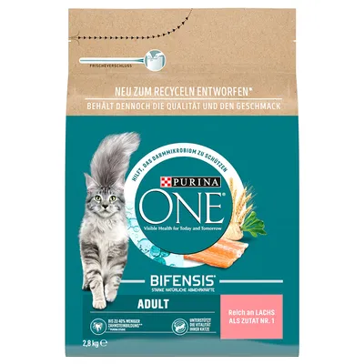Опаковка Purina ONE Bifensis Adult, 2,8 кг, с изображение на котка и сьомга. Видим текст: „Reich an Lachs als Zutat Nr. 1“, „Visible Health for Today and Tomorrow“.