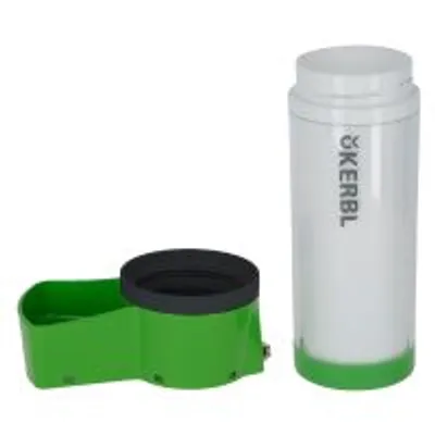 Biały pojemnik z napisem KERBL oraz zielona miska z czarnym rantem, oba elementy wykonane z plastiku, widoczne na białym tle.