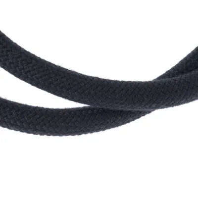 Schwarzes, geflochtenes Seil aus Textilmaterial, Nahaufnahme.