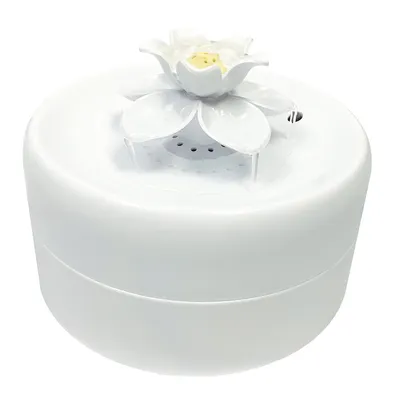 Fuente de agua blanca con salida de agua en forma de flor y superficie perforada para un flujo de agua uniforme.