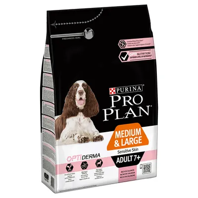 Sac hrană pentru câini Purina Pro Plan Medium & Large Sensitive Skin OptiDerma Adult 7+, imagine cu un câine, text vizibil: Rich in Salmon, ADULT 7+, sigiliu de prospețime.